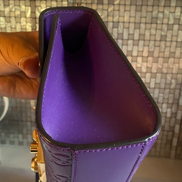 Gucci Purple Guccissima Crossbody Bag with Gold Accents - Picture 3 of 7
